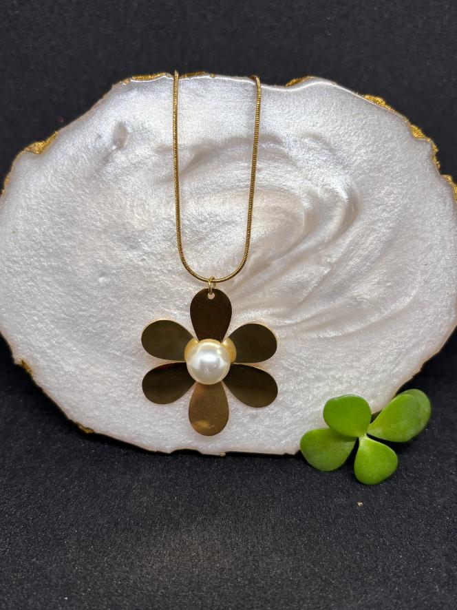 Flower Pendant Necklace – Anti-Tarnish