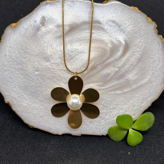 Flower Pendant Necklace – Anti-Tarnish